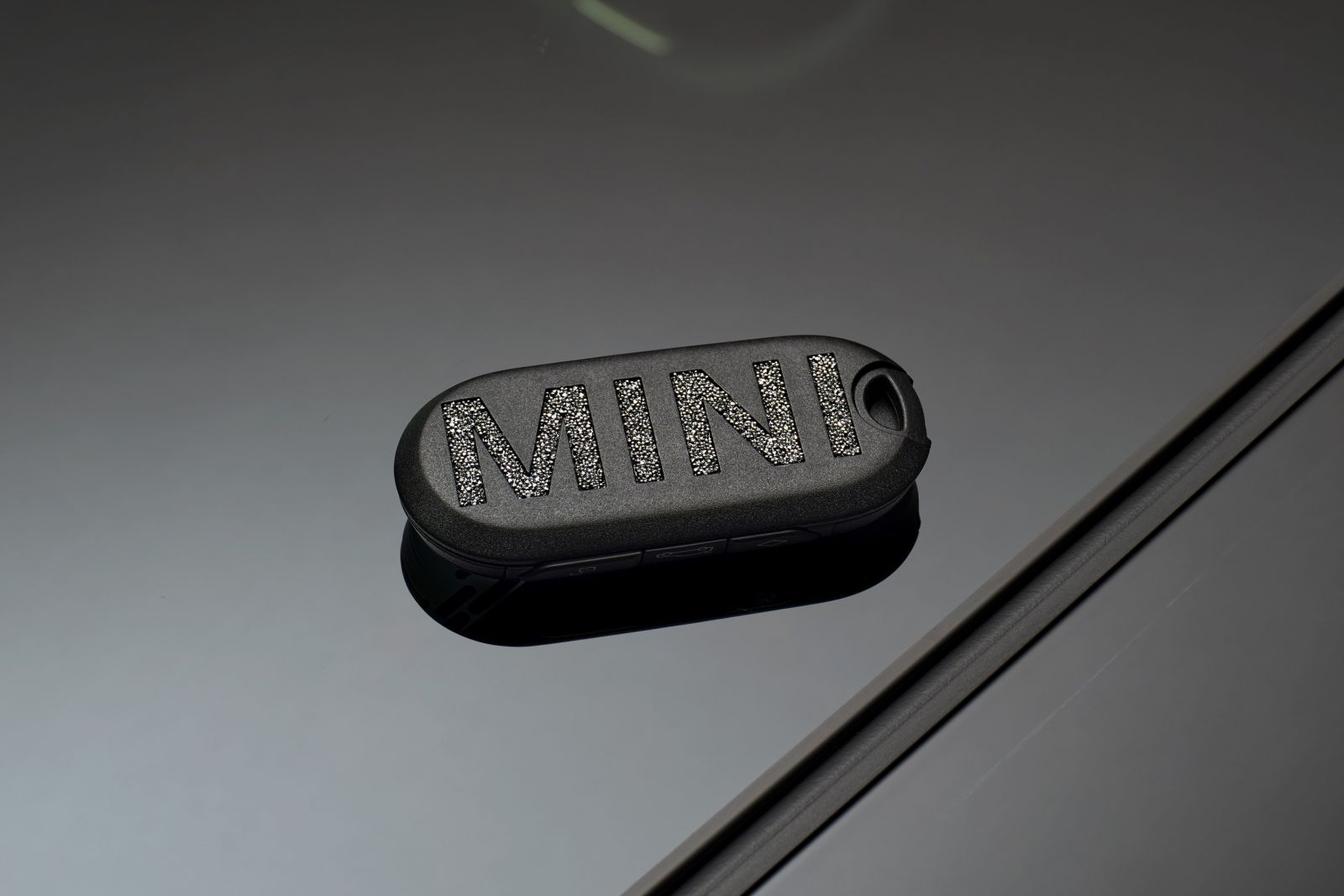 MINI水晶裝飾鑰匙包，簡約時尚設計是MINI車主必備的車用配件